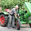 (ela)   Ein Aufgebot von 40 bis 50 alten Traktoren wird am kommenden Sonntag, 31. Juli, beim Gartenfest der Feuerwehr in Brück erwartet. Zwischen 11 und 17 Uhr können die historischen Schmuckstücke bei diesem ersten Oldtimer-Traktor-Treffen bewundert werden. Der Dettelbacher Albert Krißmer kann es auch jenseits des 80. Lebensjahres nicht lassen, seine Paradeexemplare, die er alle selbst hergerichtet hat, zu hegen und zu pflegen. Seit über 30 Jahren frönt er diesem Hobby und wird am Sonntag alleine schon mit drei „alten Lieben“ vertreten sein: Einem Allgaier 1-Zyl., 24 PS von 1951, einem Eicher-Tiger 2-Zyl., 25 PS von 1958 und einem Fendt (im Bild) 2-Zyl., 17 PS, ebenfalls Baujahr 1958. Gut geölt werden die Traktoren auf die kurze Reise in den Dettelbacher Nachbarort gehen. Und wie man sieht, hält Traktor-Pflegen auch im höheren Alter fit.