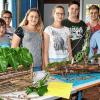 Die Projektgruppe Wald baute aus Naturmaterialien Modelle wie das Haus und Boot, unterstützt von den Lehrern Ulrich Hönig und Lena Wasserbauer.