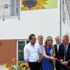Mit der Durchtrennung des roten Bandes wurde das „Haus Sonnenblume“, eine Wohngemeinschaft für intensivpflegebedürftige Menschen, in Kolitzheim eröffnet. Im Bild von links: Robert Osinski, Geschäftsführer, Mario Söllner, bauausführende Firma, Tanja Mack, Geschäftsführerin, Hubert Zinkl, RV-Bank, Bürgermeister Horst Herbert und Pfarrer Andreas Engert.