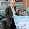 (ts)   Dankbar nahm Stefan Zehfuß (rechts), Vorsitzender des Vereins Kinder aus Shitkowitschi – Hilfe nach Tschernobyl aus Wollbach in Schweinfurt eine Spende über 2 500 Euro der Firma HST von Geschäftsführer Roland Wolfrum entgegen. Die Schweinfurter Firma setzt sich seit Jahren für den Wollbacher Verein ein, wodurch unter anderem dringend benötigte medizinische Geräte und Medikamente für das Krankenhaus von Shitkowitschi (Weißrussland) beschafft werden konnten. Mit Zehfuß freuen sich Maksim (10) und Timofej (10), die zusammen mit 46 weiteren Kindern aus der verstrahlten Gomel-Region um Shitkowitschi momentan einen dreiwöchigen Erholungsaufenthalt bei Gastfamilien in der Rhön genießen und so ihr Immunsystem stärken können.