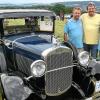 Ein Ford A Baujahr 1930 von Elena Röder aus Veitshöchheim, dahinter die Organisatoren der Rallye Kurt Troll (links) und Rainer Erhald (rechts) mit Günter Heller, Zeremonienmeister der Ritter vom Schenken.
