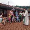Auch in desem Jahr lud die Pfarreiengemeinschaft Aub-Gelchsheim zu einem Familiengottesdienst im Grünen ein.  Er fand im Hof der Grundschule Aub statt. Wie in den Vorjahren konnten alle Kinder und Erwachsene ihre Fahrräder, Kettcars oder Roller mitbringen, um sie von Pfarrer Gregor Sauer segnen zu lassen.  Foto: PETRA NEESER