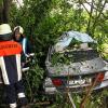 Ein junger Autofahrer verunglückte am Dienstag kurz vor 18 Uhr mit seinem BMW zwischen Frankenwinheim und Krautheim. Als sein Wagen in eine Baumgruppe raste, zerbrach der BMW in zwei Teile. Die Feuerwehr musste den Schwerverletzten aus seinem Fahrzeug befreien.