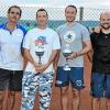 (msch)  Gregor Clemens Foerster aus Goßmannsdorf ist der neue Vereinsmeister des Hofheimer Tennisclubs. Er besiegte am Sonntag den Vorjahressieger Marco Willim in einem spannenden Finale mit 6:7, 6:2 und 10:6. Foerster führte im ersten Satz bereits mit 5:3, musste ihn aber im Tiebreak noch abgeben. Danach war der 34-Jährige nicht mehr zu stoppen. Mit seiner starken Topspin-Vorhand dominierte er das Spiel und streute immer wieder gefühlvolle Stoppbälle ein. Bereits vor einem Jahr standen sich die beiden Kontrahenten im Finale gegenüber. Erstmals konnte Foerster, der auch hochklassig Tischtennis spielt, den Titel holen. Im Spiel um den dritten Platz gewann Marco Neumann gegen Emil Willner. Im Bild: (von links) Vorsitzender Rolf Geuppert, Emil Willner, Vizemeister Marco Willim, Vereinsmeister Gregor Clemens Foerster, Dritter Marco Neumann und Sportwart Martin Schweiger.
