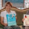 Der Sommer-Buchtipp von Gabriele von Zobel (links) und Ulla Rottmann: „Rein in die Fluten!“ von David Prudhomme und Pascal Rabaté. „Satirisch, liebevoll und witzig: Die Autoren inszenieren einen typischen Tag am Meer!“