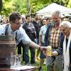 Ein frischgezapftes Bier im Grünen: Oberbürgermeister Christian Schuchardt eröffnete am Freitagabend das Ringparkfest.Foto: Thomas Obermeier
