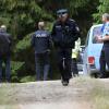 Polizisten stehen am 6. Juli  in einem Waldstück im Saale-Orla-Kreis bei  Rodacherbrunn (Thüringen) an dem Fundort der Skelettteile von Peggy.