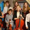 Das Papageno-Quartett und die Formation „Paleso“, erweitert um einen Gastmusiker, ließen das Publikum im Schloss Hanstein aufhorchen. Im Bild (vorne, von links) Paula Schlotter, Leonard Strömer, Sophia Moritz und Robert Schlotter sowie (hinten, von links) Yara Bader, Adrian Eitschberger, Leandra Strömer und Aurelia Moritz.