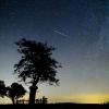 ARCHIV -  A shooting star of the Perseids meteor shower burns up in the atmosphere in this photo taken near Salgotarjan, some 100km northeast of Budapest, Hungary, late 11 August 2013. Photo: EPA/PETER KOMKA HUNGARY OUT (zu dpa "Milde Temperaturen zur Sternschnuppennacht erwartet" vom 11.08.2015) +++(c) dpa - Bildfunk+++ |