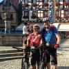 (cop)   Oberbayern auf Frankenradtour: Staatskanzleichef Marcel Huber verbringt derzeit seinen Sommerurlaub mit einer Radltour durch Unterfranken. Mit dabei ist auch seine Frau Adelgunde – hier in Sommerach. Minister Huber geht bis Ende dieser Woche seiner Lieblingsfreizeitbeschäftigung nach und radelt auf dem Main-Radweg von Lichtenfels nach Würzburg. Von unterwegs schwärmte er von den „wunderschönen Landschaften und bester Gastronomie“, teilt das Pressebüro der Bayerischen Staatskanzlei  in München mit. Beim Tag des Bieres in Markt Seinsheim hatte er im April angekündigt, einmal privat in der Gegend Urlaub zu machen und seine Pläne gleich diesen Sommer wahr gemacht. Aufgewärmt hatte er sich am vergangenen Freitag: Da war er mit 1000 Radlern im strömenden Regen auf der BR-Radltour von Pfarrkirchen nach Burghausen geradelt.