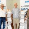 Neue Prospektständer und Herbstprogramm: Der Vorsitzende des VdK-Ortsverbandes Unterelsbach Rudolf Klemm (links), der Vorsitzende des VdK-Ortsverbandes Oberelsbach Helmut May (Mitte) sowie der Schriftführer und pensionierte vhs-Leiter Volker Dauscher (rechts) freuten sich über die neu angeschafften Prospektständer sowie das gerade vorgestellte gemeinsame Herbstprogramm.