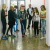 Michael Schulz vermittelte den Schülern am Gymnasium Marktbreit einen Eindruck, wie es ist, mit dem Blindenstock zu gehen.