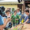 Köstlicher Willkommensgruß im Fischzuchtbetrieb mit Lachshäppchen und Secco. Michaela Gerstner-Scheller heißt ihre „Konkurrentinnen“ von der Landfrauenküche in Obervolkach willkommen.