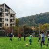 Im Oktober spielten Flüchtlingskinder vor dem ehemaligen Hotel Atlantis in Gemünden. Nun sind alle Bewohner in andere Unterkünfte in den Landkreisen Main-Spessart und Kitzingen umgezogen.