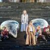 Spektakuläre Bühne: Das Theaterstück „Die Räuber“ von Friedrich Schiller wird auf der Großen Treppe vor der Sankt-Michaels-Kirche in Schwäbisch Hall aufgeführt.