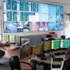 Im Operatorraum in Fischbach bei Nürnberg: Zwei Mitarbeiter sammeln alle Informationen von den nordbayerischen Autobahnen. Im Hintergrund ist die Multivisionswand mit grafischen Darstellungen von Verkehrshindernissen und Aufnahmen von Streckenkameras.