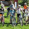 (gth)   Sportlich ging es für Teilnehmer einer Ferienspaßaktion in Oberschwarzach zu, als sie bei strahlendem Sonnenschein mit dem Fahrrad von Schönaich nach Laub auf den Spielplatz fuhren. Treffpunkt der 13 Kinder im Alter zwischen 6 und 13 Jahren war der Spielplatz in Schönaich. Von dort aus ging es auf die rund zwölf Kilometer lange Strecke, die über Wirschaftswege und Nebenstraßen führte. Als Betreuer waren Karin Herzog, Simone Reul, Stina Radler, Tobias Herzog und Gebhard Herzog dabei. In Laub stärkten sich die Kinder erst mit einer Bratwurst, bevor sie sich auf dem Spielplatz richtig austobten.
