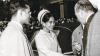 Eine Unmenge Schaulustiger war am 25. August 1966 vor dem Kurhaushotel zusammengekommen, um bei der Begrüßung des thailändischen Königspaares Bhumibol (links) und Sirikit (Mitte) durch Oberbürgermeister Hans Weiß (rechts)  dabei zu sein. Foto:  Stadtarchiv Bad Kissingen