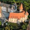 Der Countdown läuft: Nur noch wenige Tage sind es bis zur Eröffnung des Deutschen Burgenmuseums auf der Veste Heldburg am 8. September. Bei der Heldburger Montgolfiade Mitte August fuhr der Bad Königshöfer Georg Leupold mit seinem Heißluftballon über die Burganlage und machte dabei diese beeindruckende Luftaufnahme.