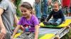 (ode)   Zum sechsten Mal gibt es am Sonntag, 4. September, von 12 bis 17 Uhr einen Erlebnistag für die ganze Familie. Diesmal findet auch ein Kinderflohmarkt statt. Viel Zuspruch fand der Familien- und Erlebnistag an der Mainlände in den vergangenen Jahren. So wird es neben der Seilbahn, der Rollenrutsche (Bild), der Hüpfburg, Schmink- und Bastelecke, dem Luftballonwettbewerb, Baumklettern auch verschiedene Spiele geben. Gebührenfrei können Kinder Bücher, Spielsachen, CDs und vieles mehr anbieten. Die Veranstalter – Jugendarbeit Dettelbach, Judoclub, SPD-Ortsverein, Umwelt- und Naturschutzgruppe Dettelbach im LBV und Baumpirat – freuen sich auf zahlreiche Besucher.
