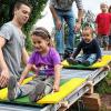 (ode)   Zum sechsten Mal gibt es am Sonntag, 4. September, von 12 bis 17 Uhr einen Erlebnistag für die ganze Familie. Diesmal findet auch ein Kinderflohmarkt statt. Viel Zuspruch fand der Familien- und Erlebnistag an der Mainlände in den vergangenen Jahren. So wird es neben der Seilbahn, der Rollenrutsche (Bild), der Hüpfburg, Schmink- und Bastelecke, dem Luftballonwettbewerb, Baumklettern auch verschiedene Spiele geben. Gebührenfrei können Kinder Bücher, Spielsachen, CDs und vieles mehr anbieten. Die Veranstalter – Jugendarbeit Dettelbach, Judoclub, SPD-Ortsverein, Umwelt- und Naturschutzgruppe Dettelbach im LBV und Baumpirat – freuen sich auf zahlreiche Besucher.
