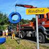 Eine neue Wasserleitung wird derzeit durch die Firma Weigand-Bau verlegt. Das Schild „Rindhof“ gibt die Richtung an, in die das Wasser durch die neue Leitung laufen soll.