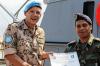Der Schweinfurter Thorsten G. ist UN-Blauhelmsoldat im Libanon Thorsten G. Übergibt einem libanesischen Kameraden das Zeugnis des bestandenen Ausbildungskurses.