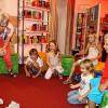 (fi)   Beachtliche schauspielerische Qualitäten stellte Bibliotheksleiterin Brigitte Vogt beim Stück „Zum Elefanten immer geradeaus“ unter Beweis. Die Aufführung des Papiertheaters gab es im Rahmen des Ferienspaßes. In der Geschichte der Kinderbuchautorin Constanze Spengler übernahm Brigitte Vogt praktisch alle Parts von der Erzählerin über die Rollen der Tiere bis hin zur Kulissenschieberin. Besonders Letzteres war wichtig, denn die Illustrationen vertieften das Erzählte und Gespielte. Es ging um eine Ziege aus dem hohen Norden, die die Stelle der Postbotin in Afrika annimmt und dabei Schwierigkeiten hat, die umfangreiche Post an die richtigen Tiere zuzustellen. Der Grund: Sie kannte zwar die Namen der Tiere, wusste aber nicht, wie sie aussehen. Mit dieser Geschichte zog die Solo-Akteurin die fünf- bis siebenjährigen Kinder in ihren Bann.