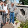 Die Pflanzen gedeihen: Dipl. Biologe Joachim G. Raftopoulo mit Bürgermeisterin Birgit Börger und Richard Öchsner (von links) an der Friedhofsmauer.