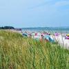 Sommerlich-belebt liegt der Ostseestrand vor Prora.