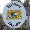 ARCHIV - Ein Schild mit dem Wappen des Freistaats Bayern, aufgenommen am 11.04.2011 in Waidhaus (Oberpfalz) am deutsch-tschechischen Grenzübergang. Bayern wird Volkswagen wegen der Folgen des Diesel-Skandals auf Schadenersatz verklagen. Foto: Armin Weigel dpa (zu dpa "Bayern verklagt Volkswagen wegen Folgen des Diesel-Skandals" vom 02.08.2016) +++(c) dpa - Bildfunk+++ | Verwendung weltweit
