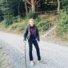 Peter Maffay vor einem der Baumhäuser.