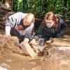 Konzentriert sind Sabrina Geilhaupt und Jaqueline Wollenberg mit archäologischen Ausgrabungen an der Milseburg beschäftigt.FOTO: Marion Eckert
