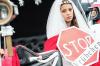 2015 protestierte Terre des Femmes vor dem Brandenburger Tor gegen „Frühehen“. Die Szene mit der jungen Braut ist gestellt.