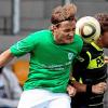 Kopfballduell zwischen Kürnachs Sebastian Konrad (links) und Paul Herdelt von der SB DJK Würzburg.