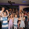 (schd)   Einmal wie die Großen in die Disco gehen, das ist sicher der Traum vieler Kinder. Und Dank der Freien Bürgerliste (FBL) in Grafenrheinfeld lässt er sich erfüllen, denn sie lädt seit mehr als zehn Jahren im Rahmen des gemeindlichen Ferienspaßes die Kinder zur Disco in die Musikkneipe Chapeau Claque von Gemeinderatsmitglied Jens Haagen ein. Der Discobesuch im Schuppen, so heißt die Musikkneipe im Rafelder Volksmund, ist ein Publikumsmagnet. Und so waren auch diesmal wieder 30 Kinder im Alter von sechs bis zwölf Jahren angemeldet. In mehreren Gruppen wurde reihum gespielt, die Kinder lernten die Kniffe des Kartenspiels Mau Mau, warfen auf die Dartscheiben, bewiesen Geschicklichkeit beim Billardspielen und schlürften dazu alkoholfreie Drinks. Zum Abschluss wurden die drei besten Teilnehmer – Alina Lung, Julius Finke und Fabian Schmich – mit Eisgutscheinen belohnt, bevor alle auf der Tanzfläche einen flotten Limbo aufs Parkett legten.