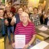 Seit 50 Jahren sitzt Richard Waigandt aus Nenzenheim an der Kasse in seinem Lebensmittel-Laden in der Krassolzheimer Straße. Am Montag wurde er von seiner Frau und der gesamten Belegschaft mit einer Urkunde und einem kleinen Umtrunk zum Jubiläum überrascht.
