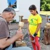 (fi)  Die Bildhauerkunst ist überwiegend weiblich. Das gilt zumindest für den Kurs, den die Dr. Loewsche Einrichtung im Rahmen des Ferienspaß-Programms anbot. Acht Kinder, eines mehr als geplant, waren gekommen, um sich von Stefan Markert, Leiter der tagesstrukturierenden Maßnahmen, und Heimbewohner Roland Zehner (links) in die Funktion der Bildhauerwerkzeuge wie Meißel und Klüpfel einführen zu lassen. Dann ging das große Hämmern los. Die kleinen Bildhauer schufen aus Buntsandstein-Blöcken aus der Region Kunstwerke wie Vogeltränken oder Pflanzsteine für den Garten. Ein Mädchen wagte sich sogar an die Plastik eines Gartenzwergs. „Wir schauen, dass jeder am Ende etwas Brauchbares mit nach Hause bringt“, gab Stefan Markert als Kursziel aus. Die Löwsche Einrichtung bot das Bildhauern zum neunten Mal an. Sie will sich damit laut Markert bei der Stadt bedanken, die der Einrichtung auch schon oft geholfen hat.