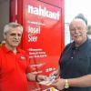 (ngo)   Josef Sier von der Firma Nahkauf in Sennfeld (links) übergab eine Spende von 840 Euro an Bürgermeister Emil Heinemann. Der Erlös stammt aus dem Sommerfest im August. Die Gewinner aus der Verlosung von Sachpreisen sind im Markt zu erfahren. Bürgermeister Heinemann erklärte, dass von dem Geldbetrag je ein Drittel der evangelische und der katholische Kindergarten sowie der Jugendtreff erhalten.