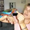 Äußerst handzahm und sehr zutraulich ist der Papagei, den Sabine Benischek in einem Sperrmüll-Sofa entdeckt und mit zu sich nach Hause genommen hat.