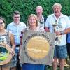 Schützenmeister Achim Krämer (links) und Bürgermeister Thomas Reichert (rechts) verliehen bei der Schützenproklamation in Marktsteft die Königsinsignien an (von links) Mirco Lang, Alyssa Grötsch, Maximilian Stöhr, Jeannette Unger (die Schützenkönig Gerald Unger vertrat), Andy Engel, Detlef Roth und Marco Schraud.