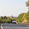 (dix)   Nach den Bauarbeiten ist vor den Bauarbeiten: Das Großprojekt auf der Bundesstraße 279, der Umbau zwischen Ermershausen und Maroldsweisach, ist seit einer Woche Vergangenheit, jetzt steht das nächste Bauvorhaben an: Zwischen Voccawind und Maroldsweisach, bestätigte auf Anfrage Manfred Rott vom Staatlichen Bauamt in Schweinfurt. Auf rund einem Kilometer wird die Fahrbahn-Decke erneuert. Start der Arbeiten ist am Montag, 26. September. Die Bauarbeiten werden etwa fünf Wochen dauern, so Manfred Rott weiter. Der Verkehr wird per Ampelanlage über die Baustelle geleitet, lediglich zum Ende der Bauarbeiten wird die Strecke für wenige Tage komplett gesperrt. Die Kosten des Bauvorhabens beziffert Rott auf rund 700 000 Euro.