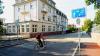 (far)   Im Haus Elsa tut sich was: Das ehemalige Sanatorium an der Prinzregentenstraße (unser Bild) soll zum Hotel umgestaltet werden. Dem entsprechenden Bauantrag des Kissingers Vassili Ledin erteilte der Bauausschuss des Kissinger Stadtrats am Mittwoch einstimmig seinen Segen. Zweiter Bürgermeister Toni Schick kommentierte die Entscheidung mit der Bemerkung: „Wir freuen uns auf die Eröffnung.“ Zugestimmt hat der Ausschuss auch dem geplanten Anbau einer Schwimmhalle im Kellergeschoss. Diese Erweiterung füge sich als untergeordneter Anbau in die Umgebung ein, erklärte die städtische Bauverwaltung dazu. Die Nutzung passe in die Vorgaben des Sondergebiets Kurgebiet. Auf Vorschlag der Verwaltung ließ der Ausschuss in Bezug auf die Anlage von zehn Stellplätzen eine Abweichung von der Gestaltungssatzung zu und machte lediglich Auflagen zur Eingrünung der Stellplätze. Das Haus Elsa hatte zuletzt zum Sanatorium Winterstein gehört, das vor einem Jahr geschlossen worden war. Eigentümerin Heike van Heteren-Eckloff berichtete schon damals, das Objekt sei an russische Interessenten verkauft worden.