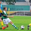 Allein gegen Zwei: Der Schweinfurter U-15-Spieler Simon Götz (grün), setzt sich gegen die Hofer Julian Frei und Paul Schaller durch.