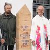Kurt, Willi und Fred Grimm (von links) gehören zur Familie Grimm, den Schöpfern der sechs Stelen auf dem Augustinusweg der Vogelsburg. Nach der Aufbereitung segnete Pfarrer Bernhard Stühler die Werke, worüber sich Priorin Hedwig Mayers und Juliusspital-Oberpflegeamtsdirektor Walter Herberth freuten.