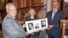 Bürgermeister Robert Melber (rechts) stellte Bernhard und Maria Menth das Bild vor, das künftig im Fränkischen Spitalmuseum in Aub seinen Platz hat.