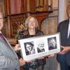 Bürgermeister Robert Melber (rechts) stellte Bernhard und Maria Menth das Bild vor, das künftig im Fränkischen Spitalmuseum in Aub seinen Platz hat.