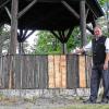 Inzwischen schon wieder ausgebessert. Michael Pfaff ist ratlos ob der sinnlosen Zerstörungswut am Luitpold-Pavillon.