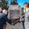 Enthüllung am Gedenkstein im Châteaudunpark mit Fritz Schäfer (Bild von links), Georg Kreiner, Otto G. Schäfer und Oberbürgermeister Sebastian Remelé. Von der Familie Sachs war niemand zur Einweihungsfeier erschienen.