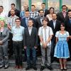 Nachwuchslandwirte aus der Region haben ihre Ausbildung nach dem Bildungsprogramm „Landwirte im Zweitberuf“ erfolgreich absolviert und erhielten ihre Abschlusszeugnisse, hier im Bild zusammen mit Ausbildungsleiter Martin Mack (links) und Leitenden Landwirtschaftsdirektor Herbert Lang (rechts). Nachwuchslandwirte aus der Region haben ihre Ausbildung nach dem Bildungsprogramm „Landwirte im Zweitberuf“ erfolgreich absolviert und erhielten ihre Abschlusszeugnisse, hier im Bild zusammen mit Ausbildungsleiter Martin Mack (links) und Leitenden Landwirtschaftsdirektor Herbert Lang (rechts).